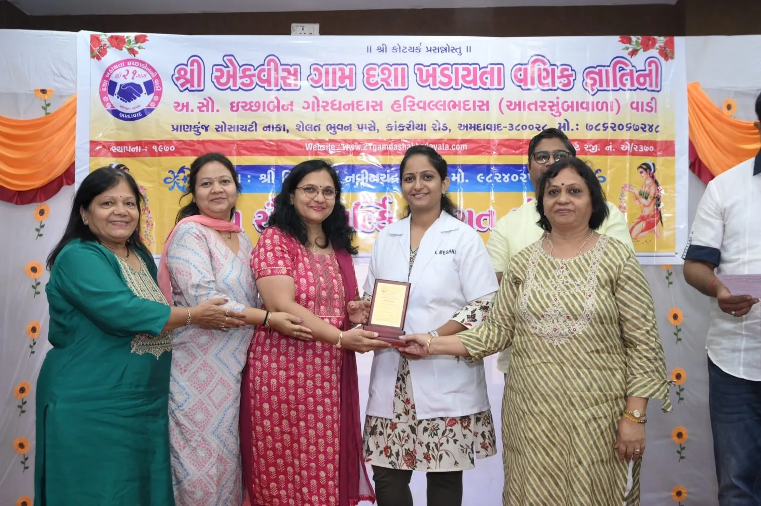 Dr. Meghna Oza receiving a memento of thanks at a community health camp in Ahmedabad